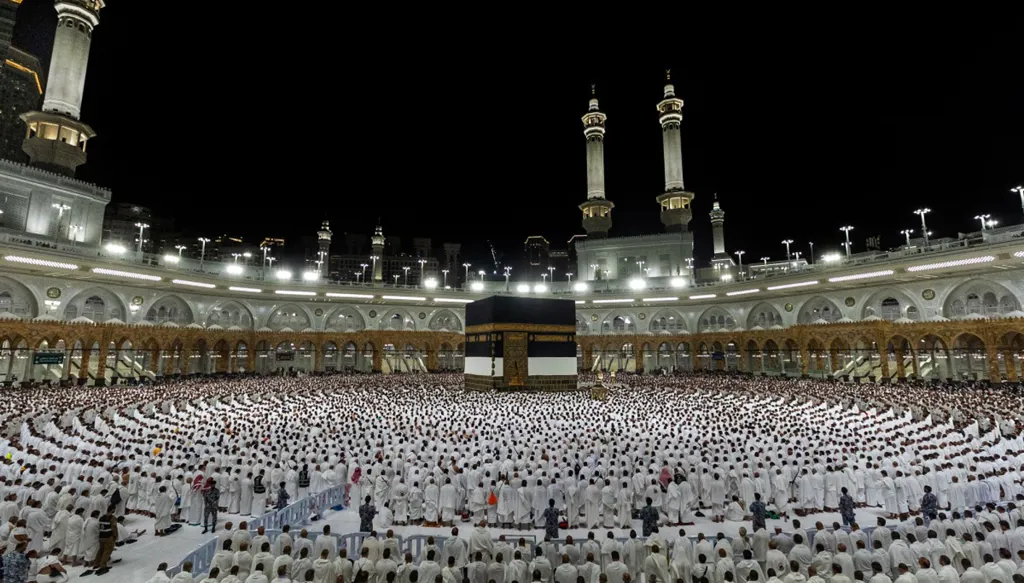"المكان الأكثر أماناً في العالم"... أميركيون وغربيون يؤدّون مناسك الحجّ رغم التحذيرات الأمنية