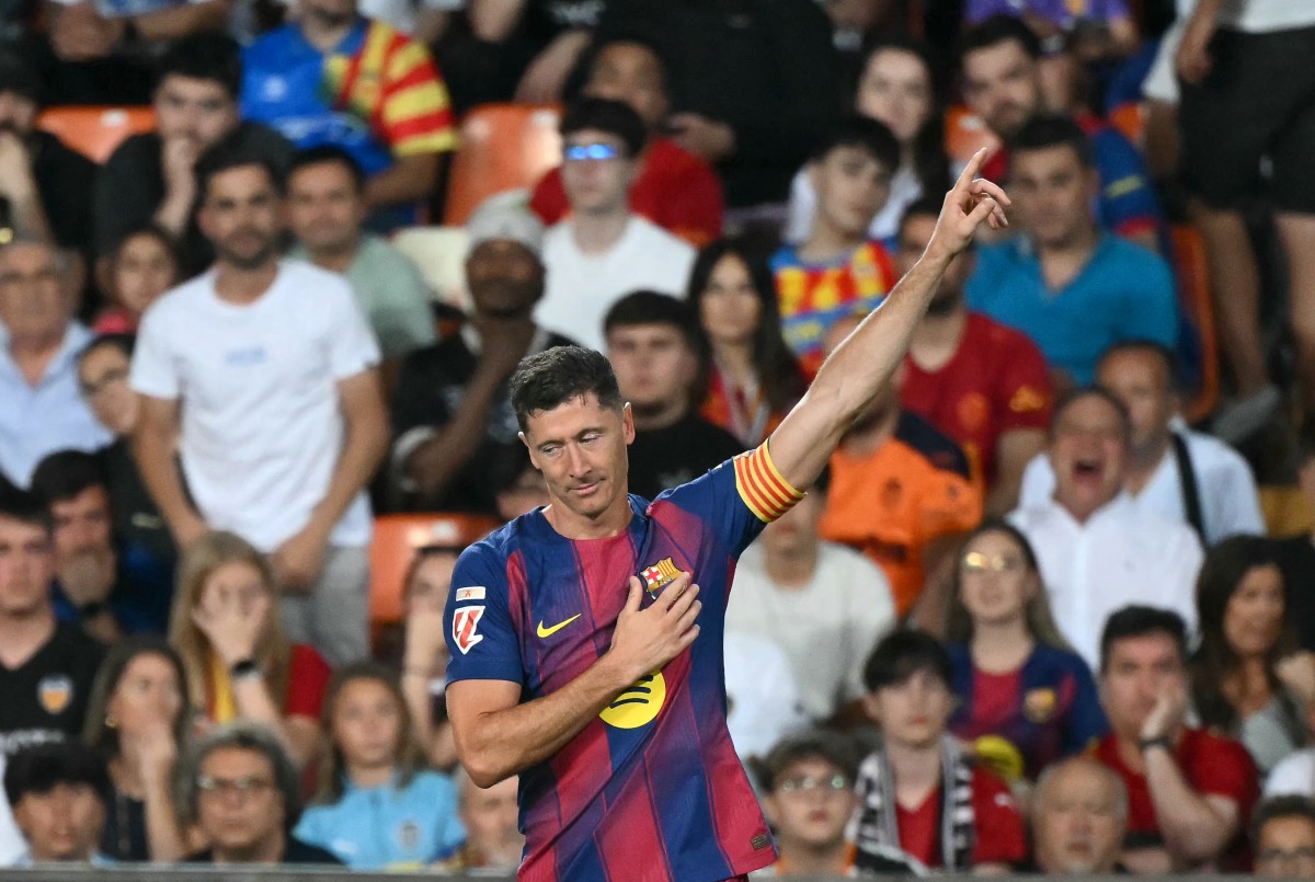 ليفاندوفسكي يودّع برشلونة. (أ ف ب)