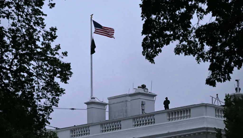 A police officer on the roof of a building at the White House. (AFP)
