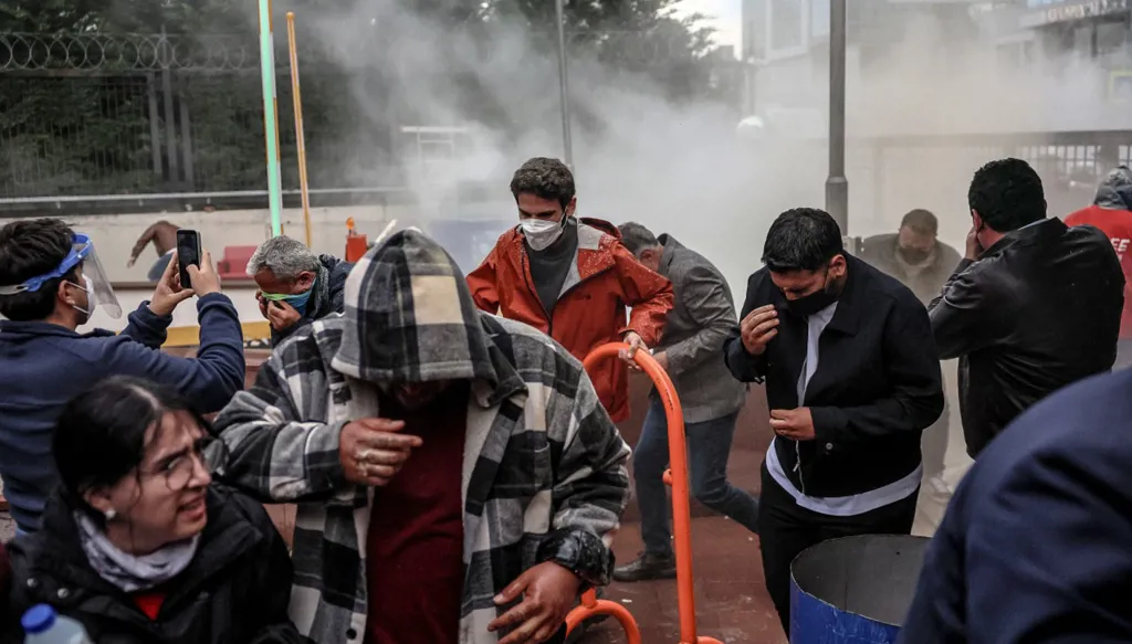 الشرطة التركية تقتحم مقر حزب الشعب الجمهوري (صور)