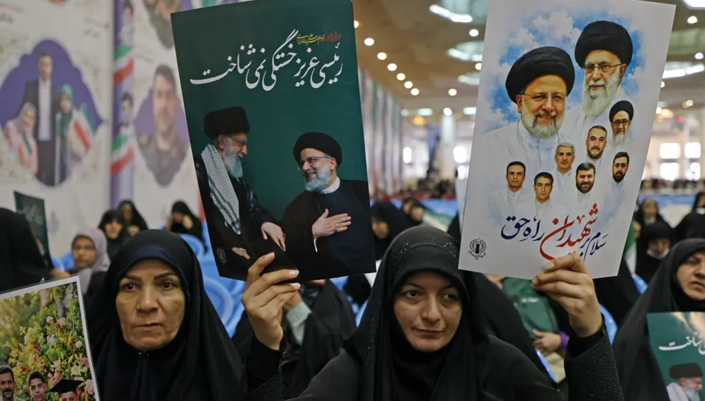 مناصرون للنظام الإيراني يرفعون صورة مجتبى خامنئي في طهران (أ ف ب).