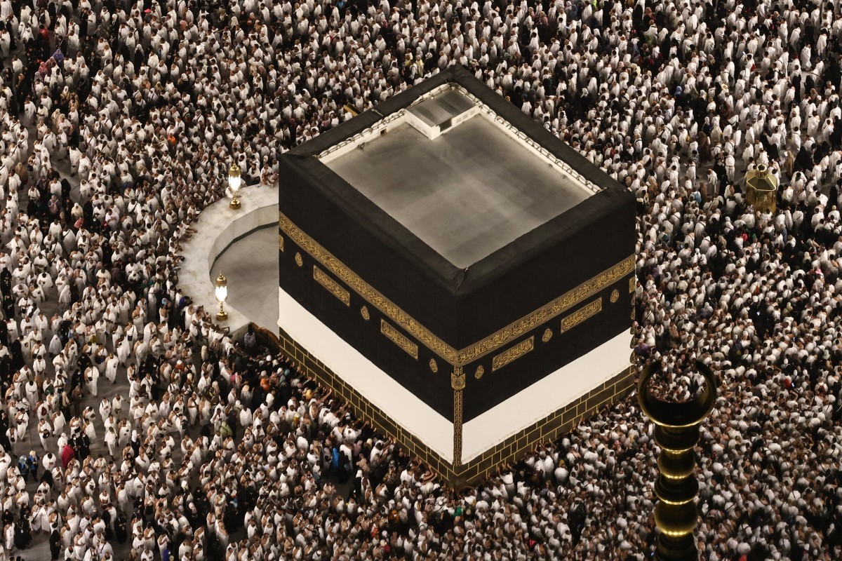 مئات الآلاف يطوفون حول الكعبة (AFP)