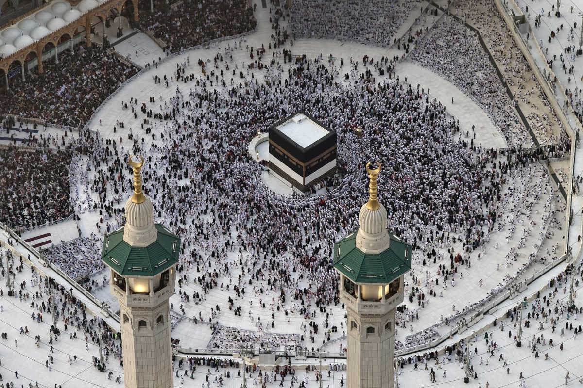 يؤدي المسلمون صلاة المساء حول الكعبة (AFP)