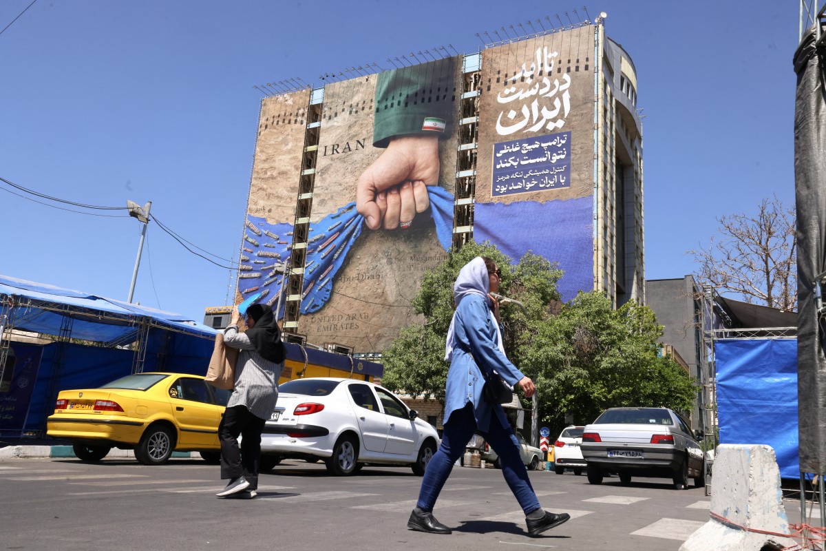 جدارية في طهران. (أ ف ب)