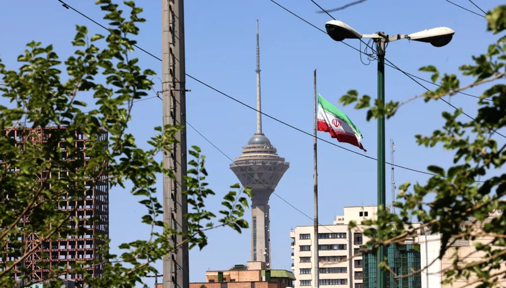 العلم الإيراني في طهران (أ ف ب).