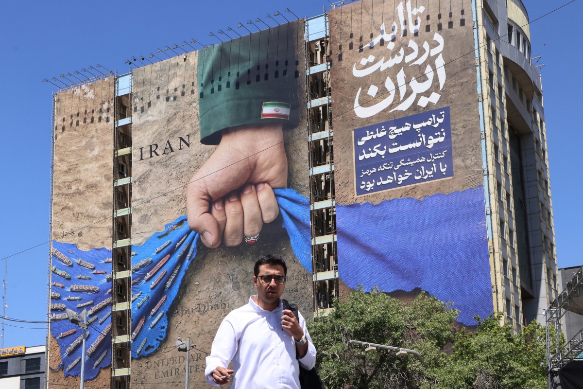 جدارية كبيرة في طهران. (أ ف ب)