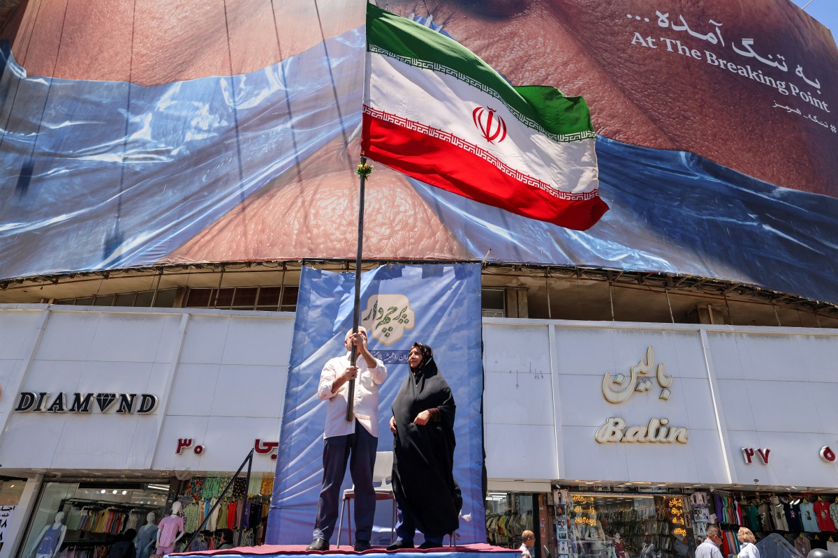 العلم الايراني في احدى ساحات طهران  (أ ف ب)