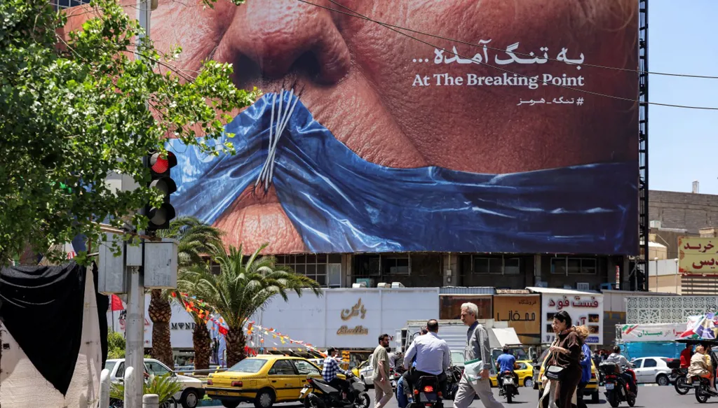 القضاء الإيراني يطيح بخطة بيزشكيان لإعادة الإنترنت تدريجياً