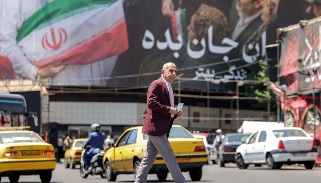 ضربات أميركية جديدة ضد إيران والحرس الثوري يرد... ترامب ينفي اتفاقاً حول مضيق هرمز