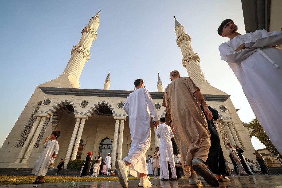 المسلمون يؤدون صلاة فجر خاصة بمناسبة بدء عيد الأضحى، في مسجد الفاروق عمر بن الخطاب في دبي. (أ ف ب)