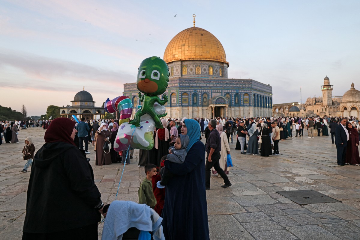 يتجمع المصلون المسلمون مع أطفالهم في مجمع المسجد الأقصى في القدس. (أ ف ب)
