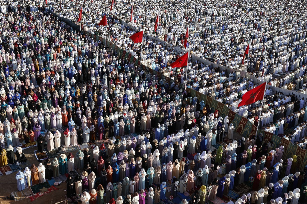مصلون مسلمون يؤدون صلاة الفجر بمناسبة بدء عيد الأضحى، في ساحة صلاة في الهواء الطلق بمدينة سلا. (أ ف ب)