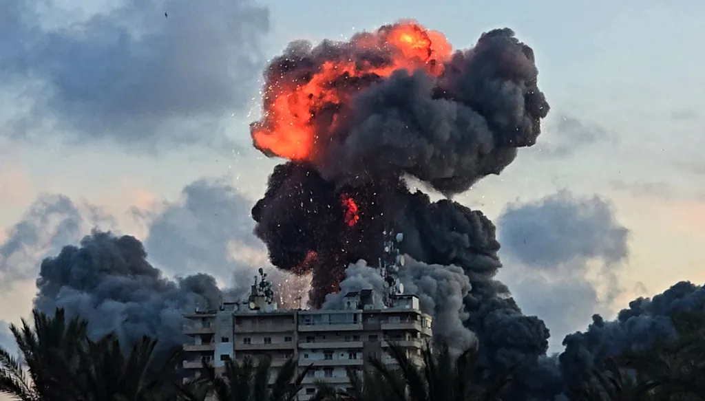 غارة إسرائيلية على صور (أ ف ب).