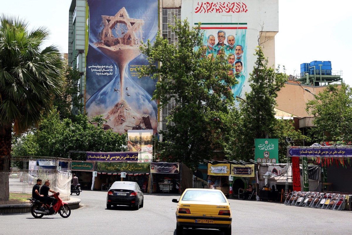 جدارية في طهران. (أ ف ب)