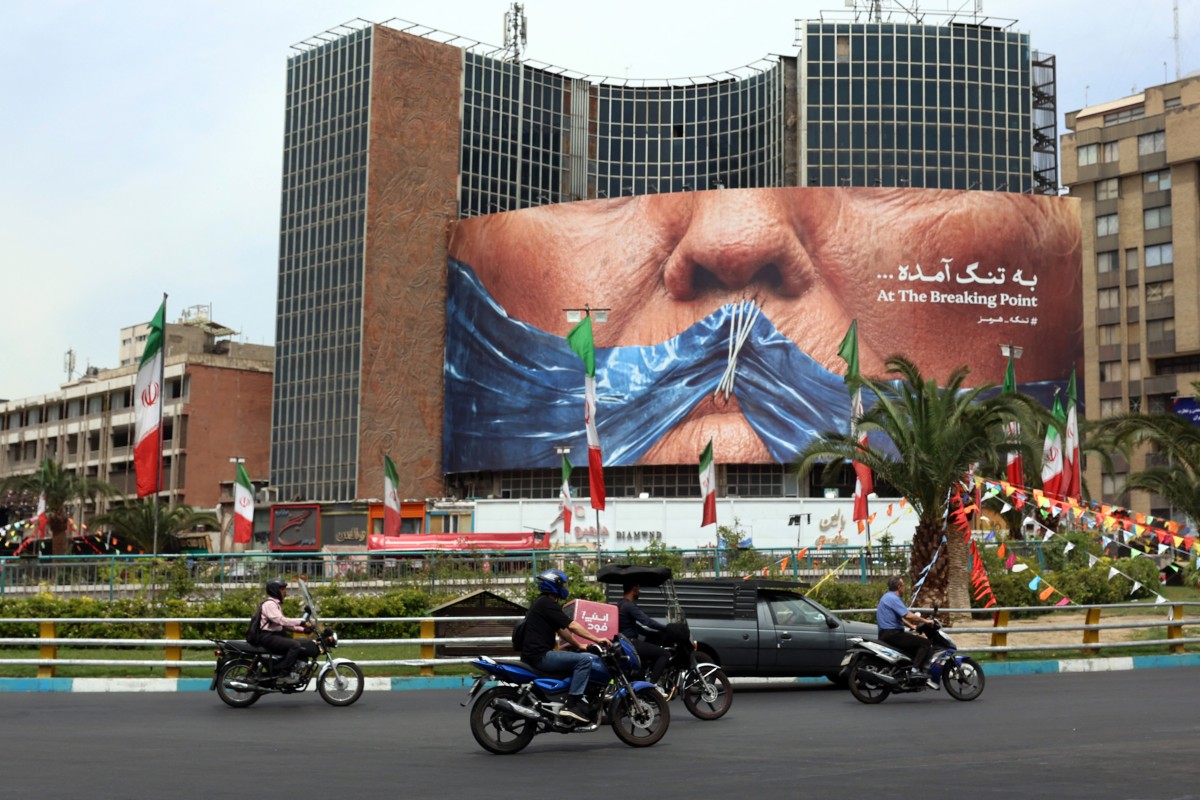 جدارية في طهران. (أ ف ب)