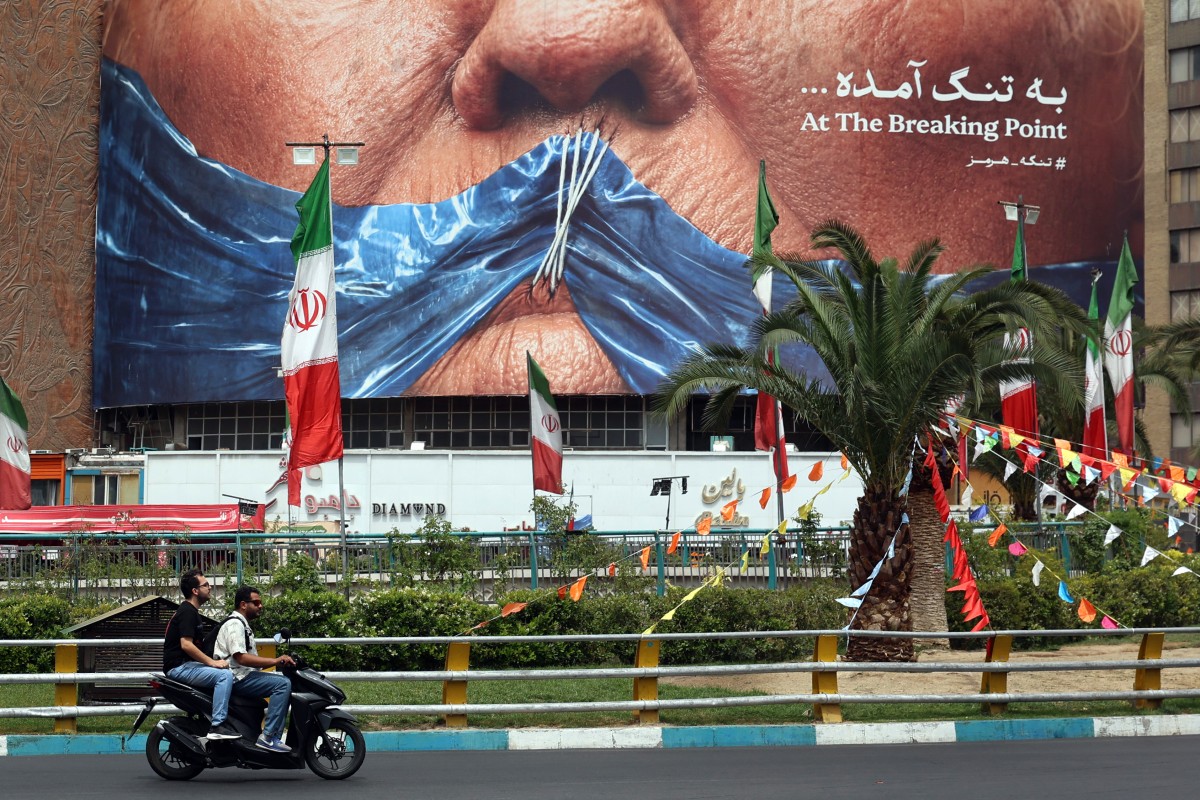 جدارية في طهران. (أ ف ب)