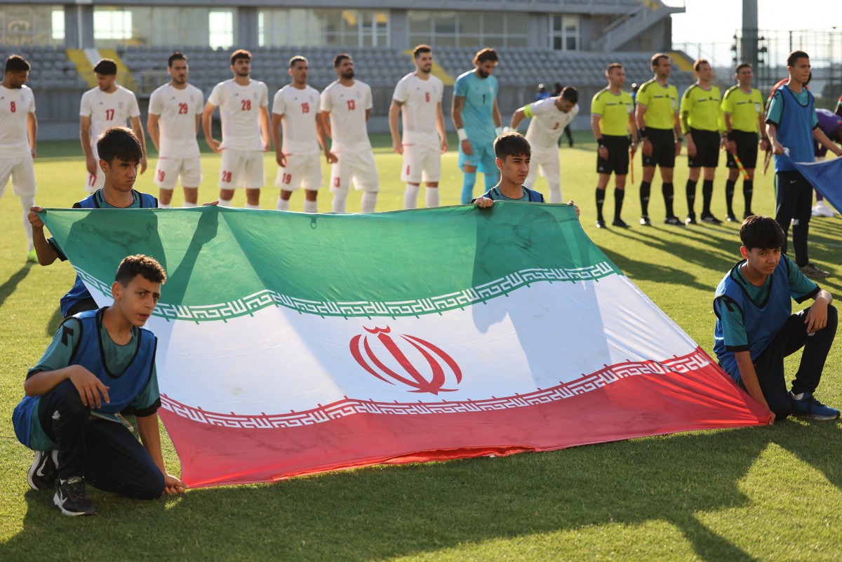 لاعبو المنتخب الإيراني يلتقطون صورة جماعية قبل انطلاق مباراة ودية دولية لكرة القدم بين إيران وغامبيا، في أنطاليا، جنوب تركيا. (أ ف ب)