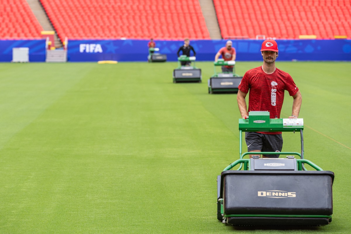 الاستعدادات لكأس العالم 2026 تحت أشعة الشمس. (أ ف ب)