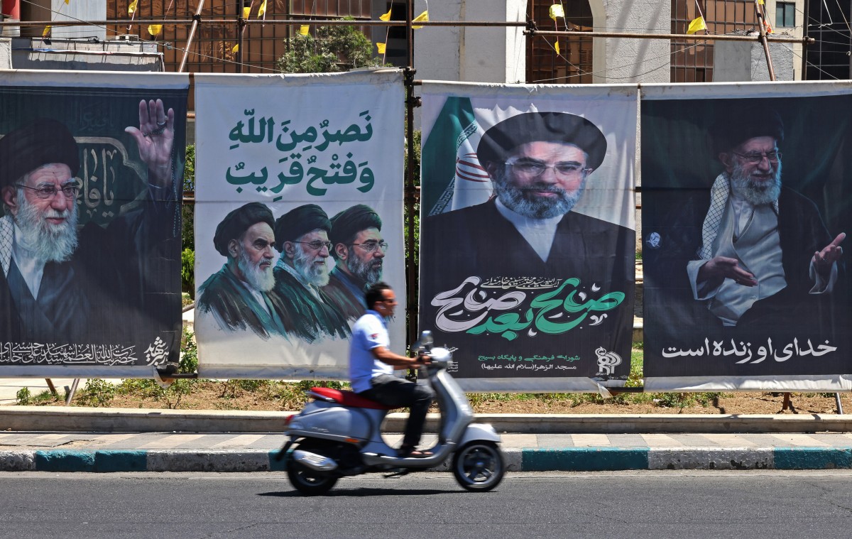 صور لقادة إيران. (أ ف ب)