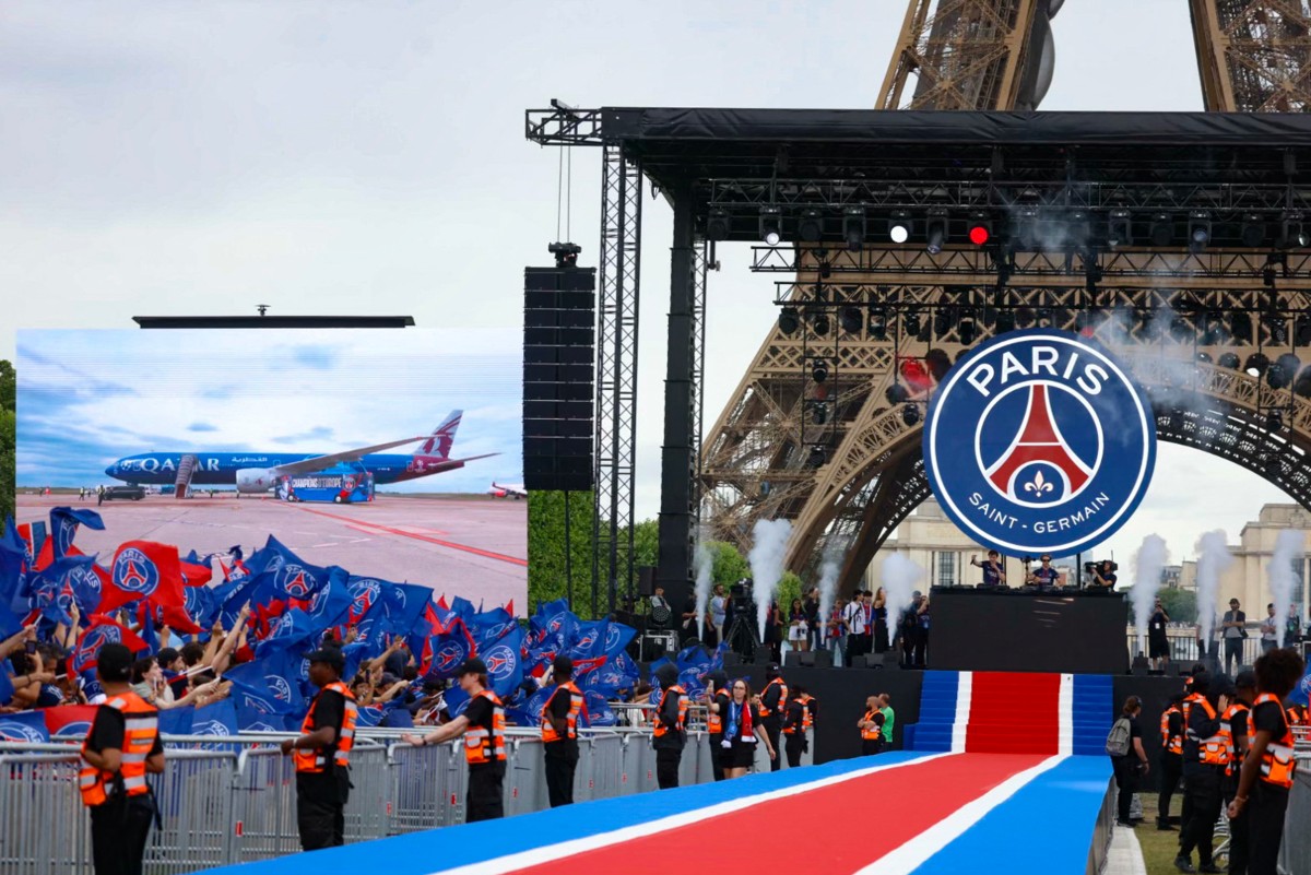 جماهير باريس سان جيرمان تستقبل الفريق مع كأس دوري أبطال أوروبا. (أ ف ب)
