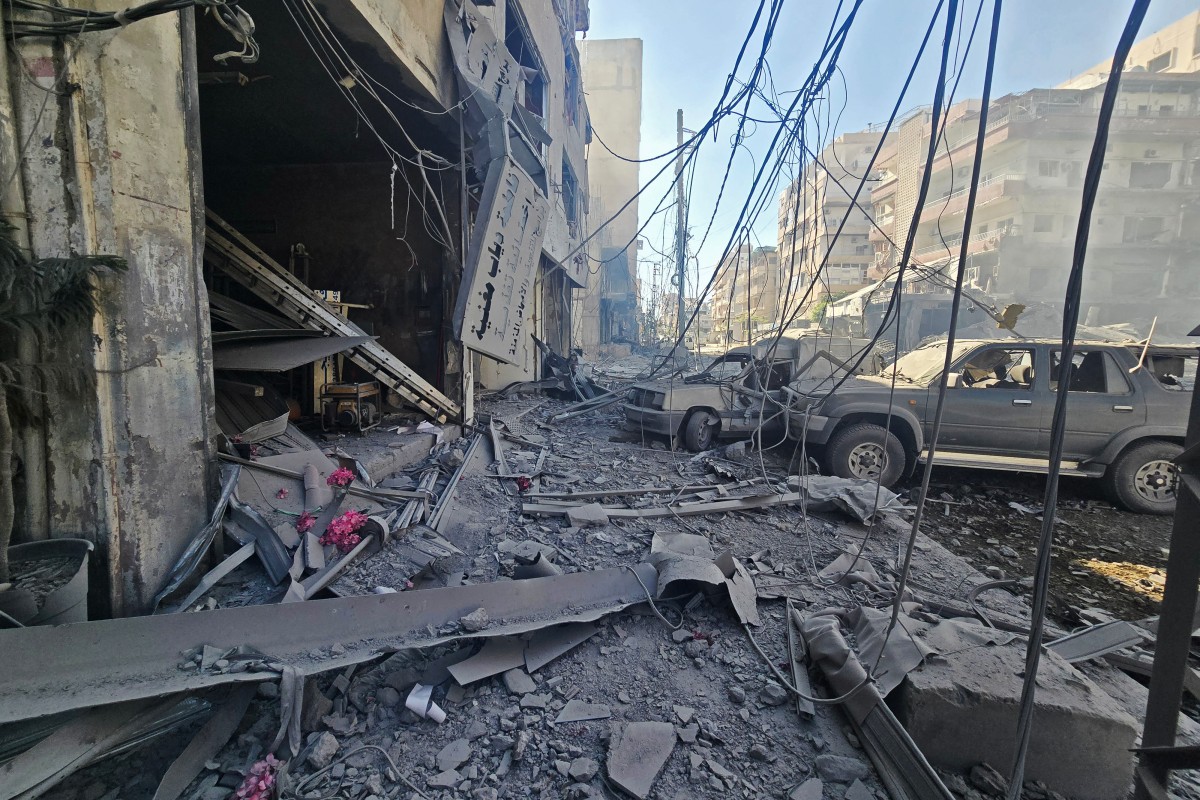 دمار هائل في مدينة صور (أ ف ب).