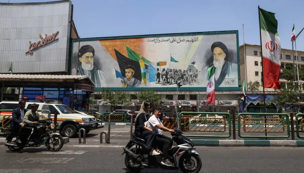 حرب إيران: إطلاق صواريخ تحذيرية على مدمّرتين أميركيتين وطهران تستبعد عقد لقاء بين خامنئي وترامب | تغطية مستمرّة لـ"النهار"