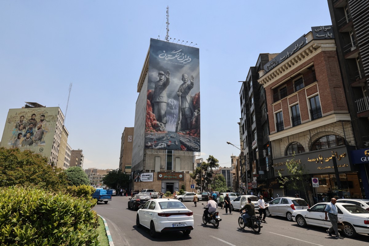 جدارية في طهران. (أ ف ب)