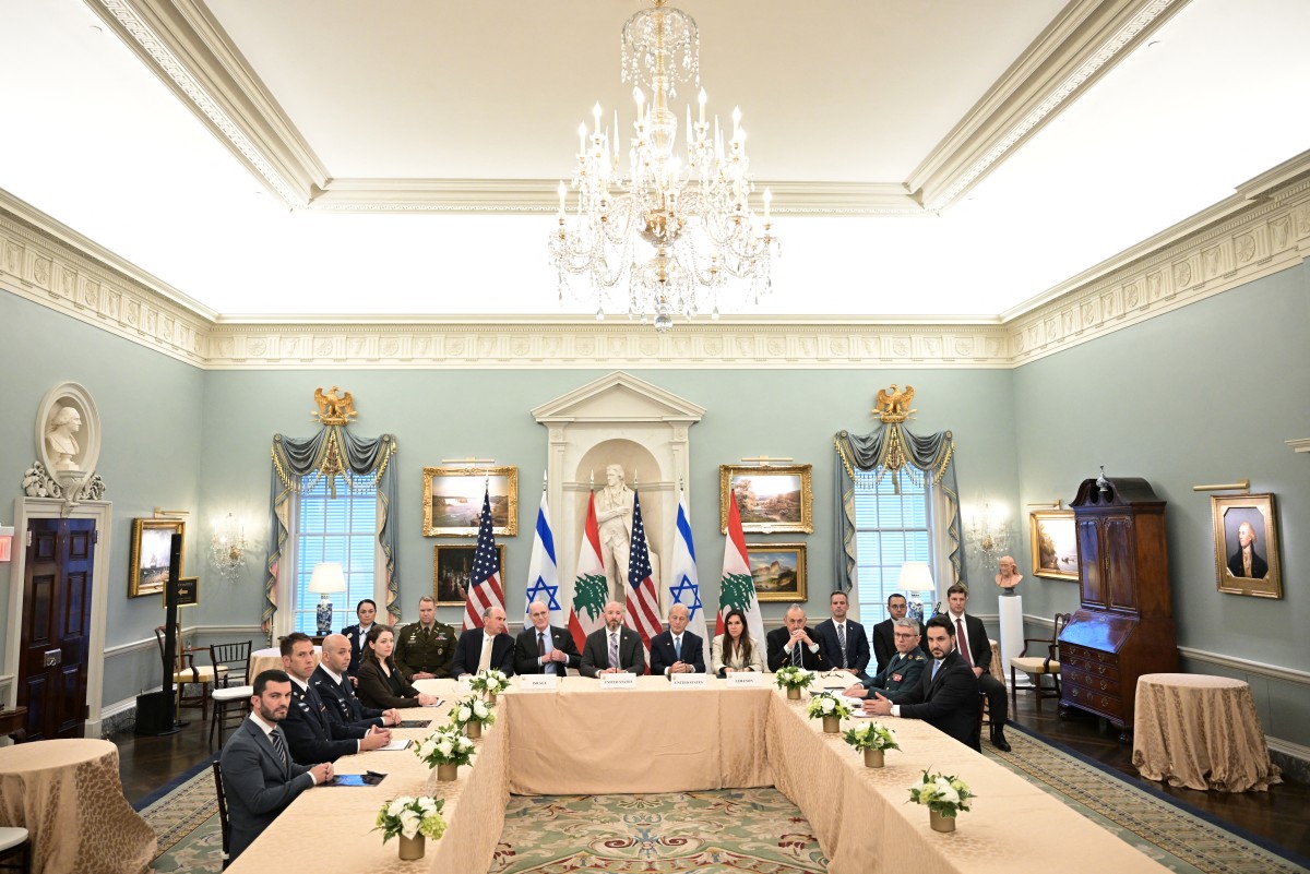 ممثلون عن لبنان وإسرائيل والوايات المتحدة خلال الإعلان عن الاتفاق في واشنطن (أ ف ب).