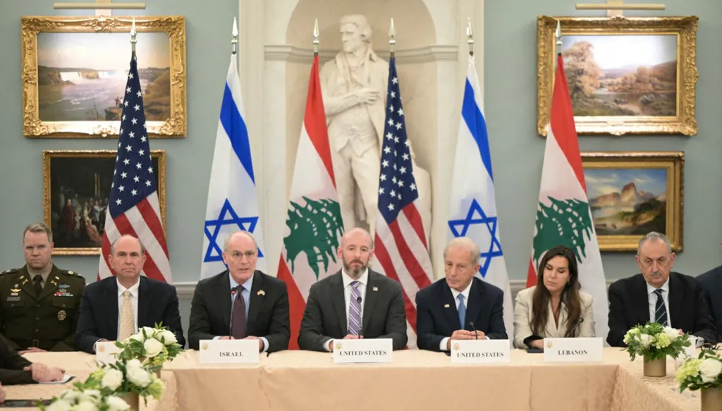المفاوضات المباشرة بين لبنان وإسرائيل في واشنطن (أ ف ب).