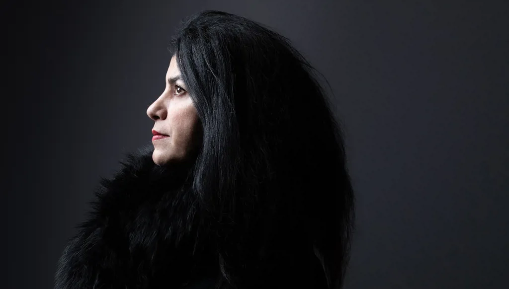 وفاة الفنانة الفرنسية الإيرانية مرجان ساترابي "حزناً على زوجها وحبّ حياتها"