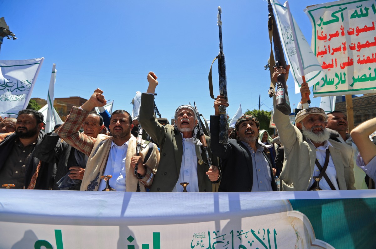 التهديد الحوثي يوجّه رسالة مفادها أن اتساع الحرب قد ينقل المواجهة إلى الممرات البحرية. (أ ف ب)
