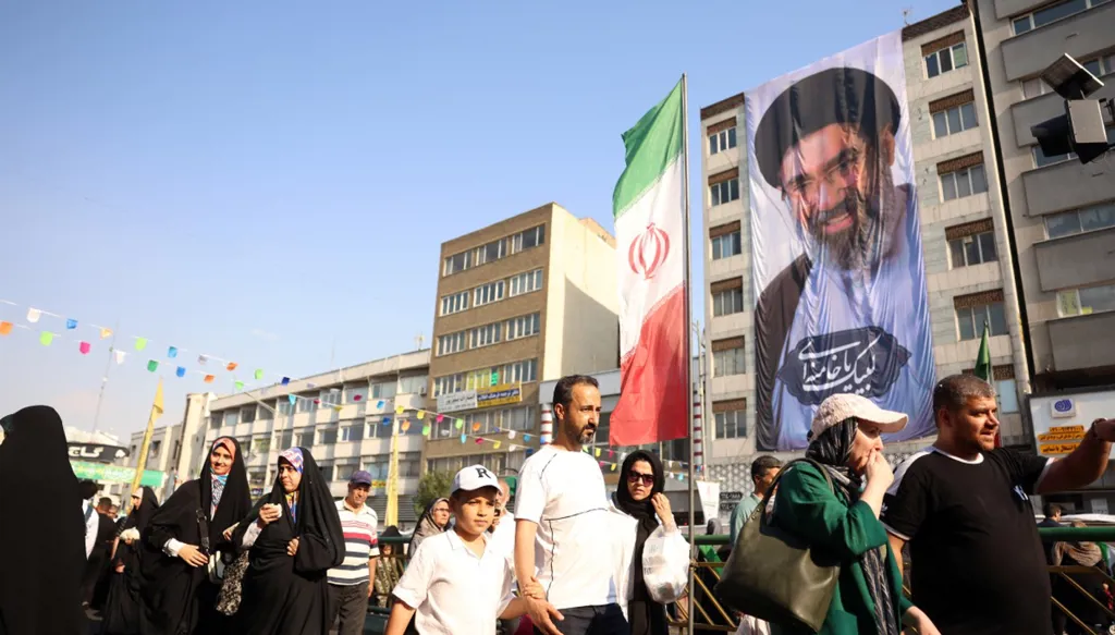 رفع صورة المرشد الإيراني مجتبى خامنئي في طهران (أ ف ب).