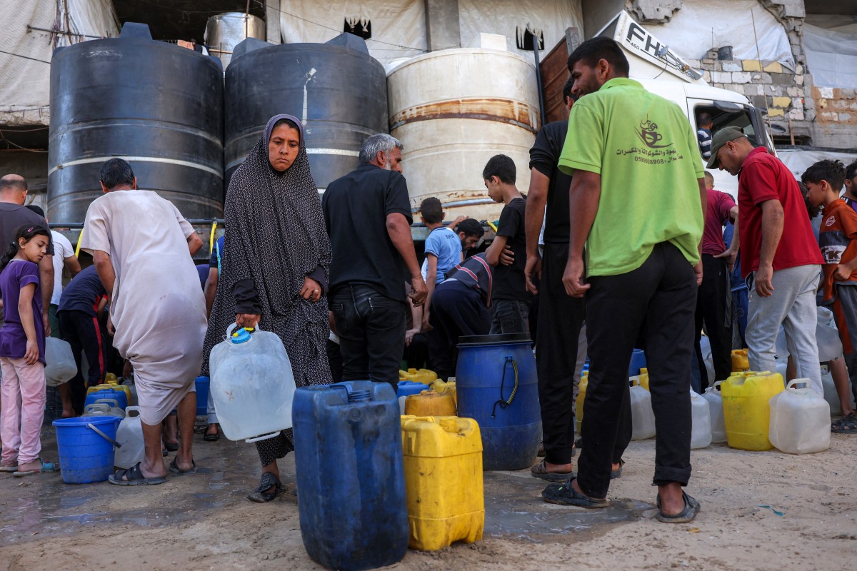 فلسطينيون في غزة يسعون للحصول على مياه (أ ف ب)
