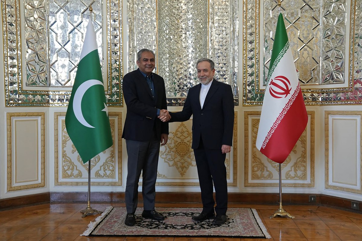 وزير الخارجية الإيراني عباس عراقجي ووزير الجاخلية الباكستاني في طهران (أ ف ب).
