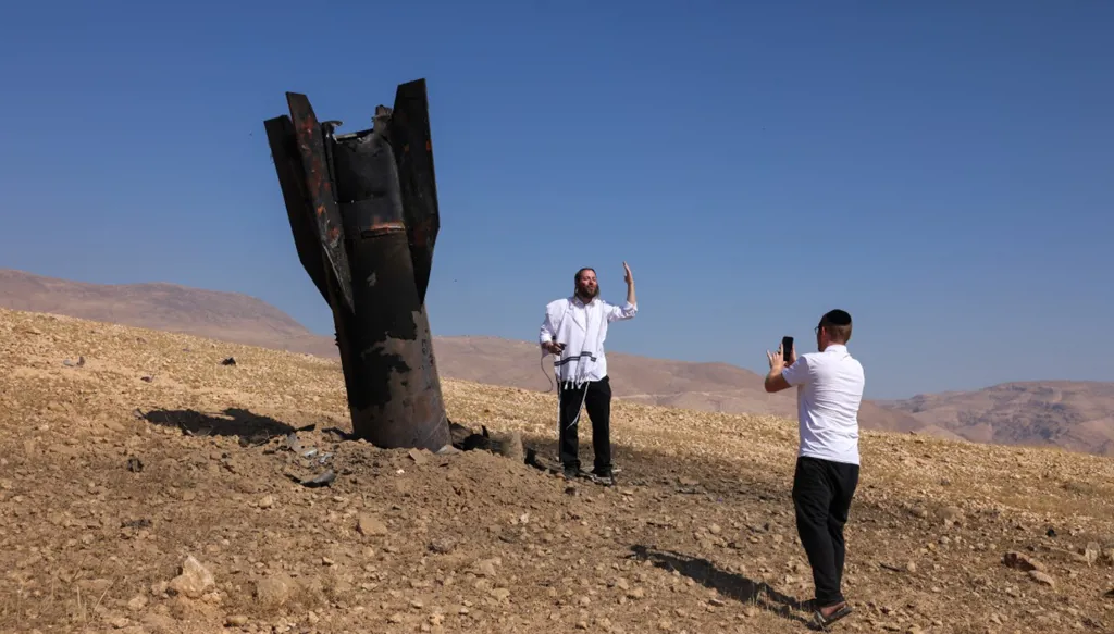 سقوط أجزاء من صاروخ أطلقه الحوثيون على مشارف أريحا في إسرائيل (أ ف ب).