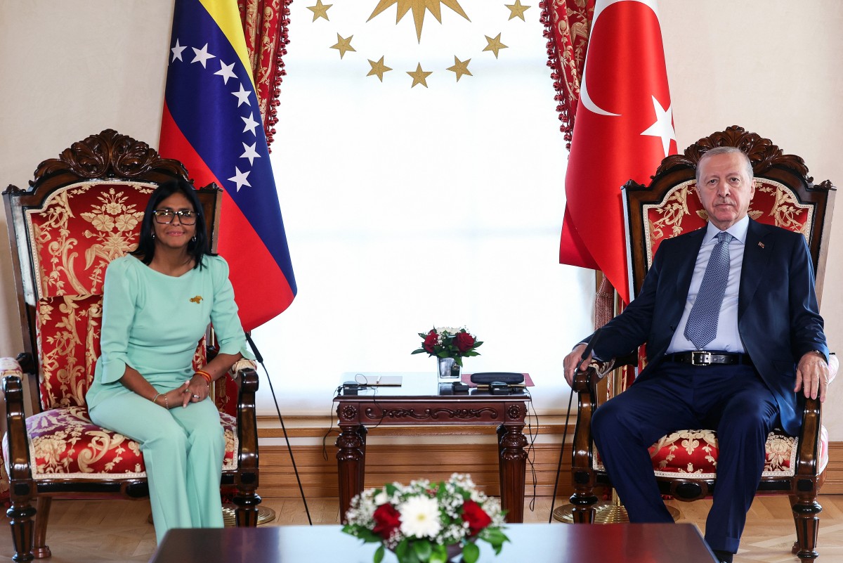ديلسي رودريغيز ورجب طيب إردوغان (أ ف ب).