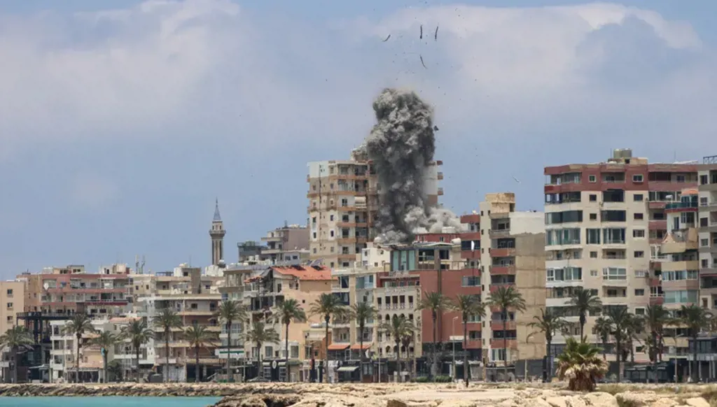 غارة جوية إسرائيلية على صور. (أ ف ب)