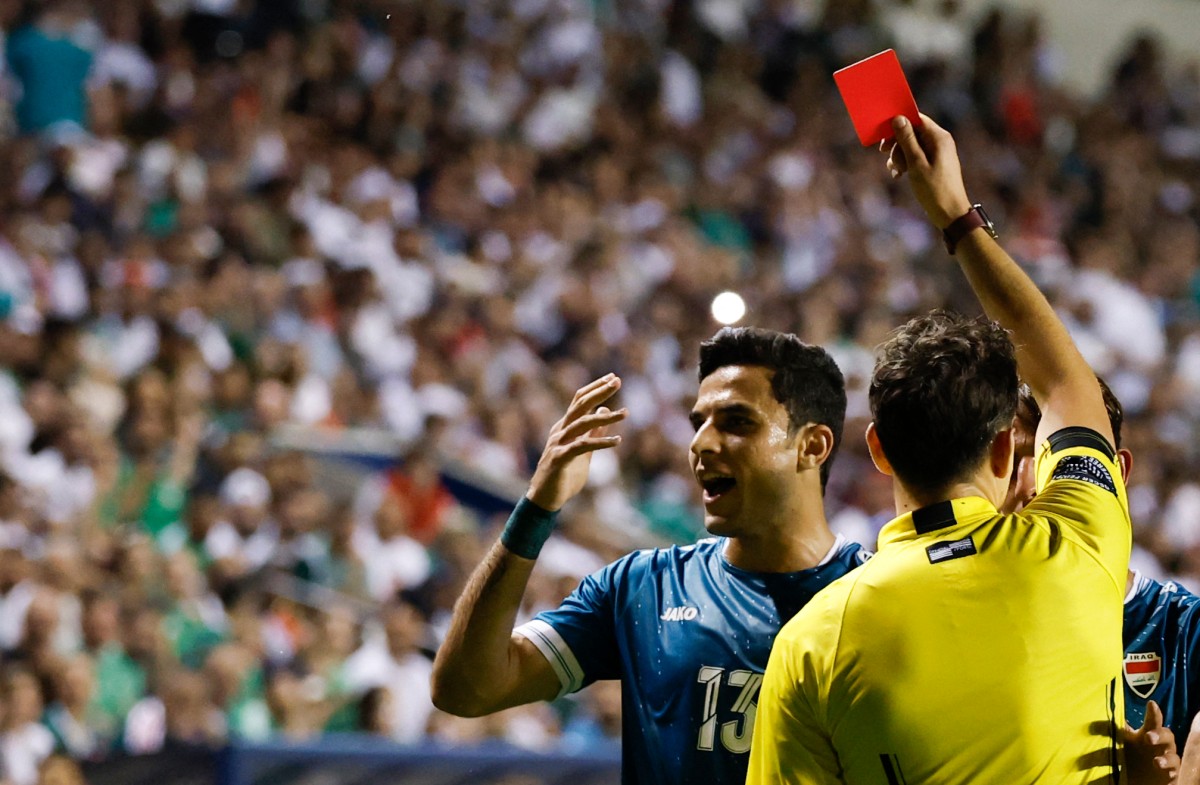 طرد لاعب العراق علي يوسف. (أ ف ب)