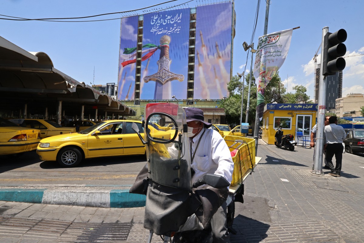 جدارية في طهران. (أ ف ب)