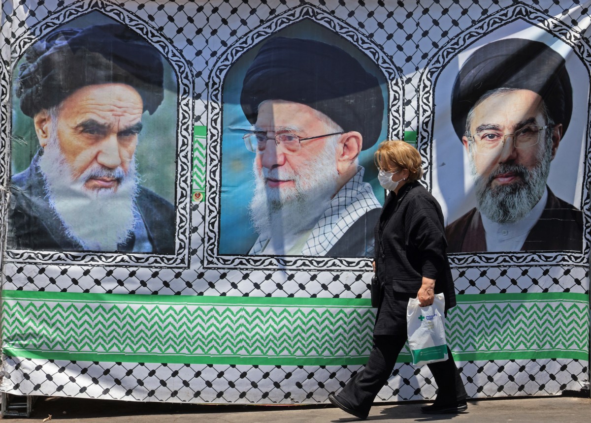 صورة لقادة الثورة الإيرانية: مجتبى خامنئ ووالده الراحل علي خامنئ، والإمام الخميني (أ ف ب).