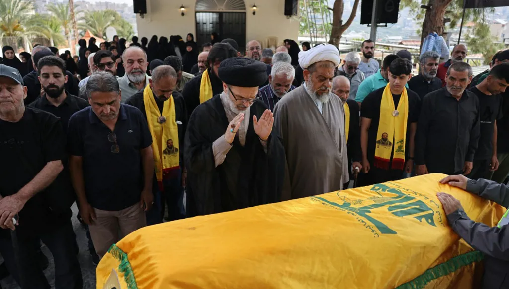 تشييع مقاتل من "حزب الله" (أ ف ب).