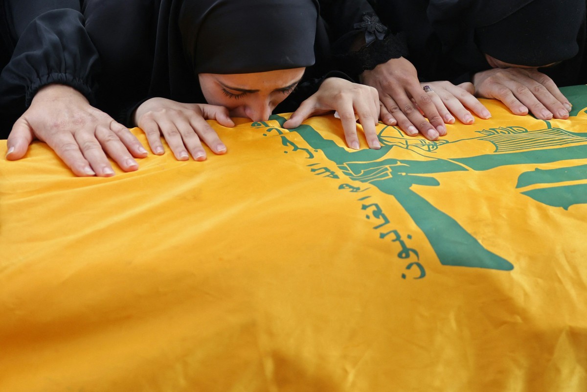 من المقبرة في منطقة حارة صيدا (أ ف ب).