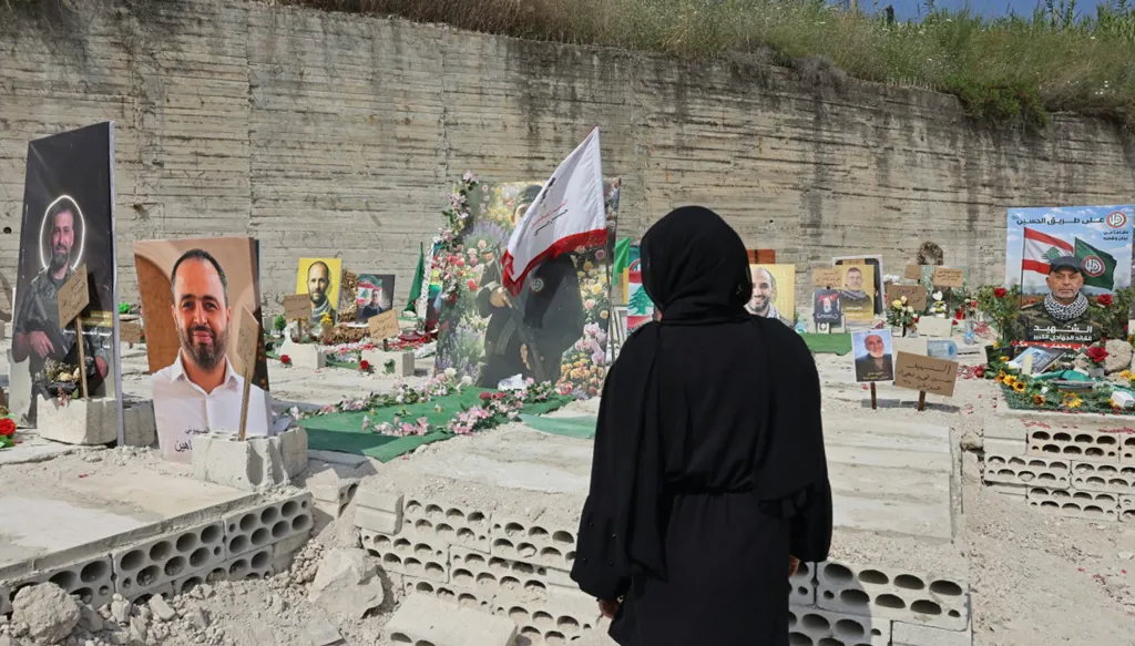 من المقبرة في منطقة حارة صيدا (أ ف ب).