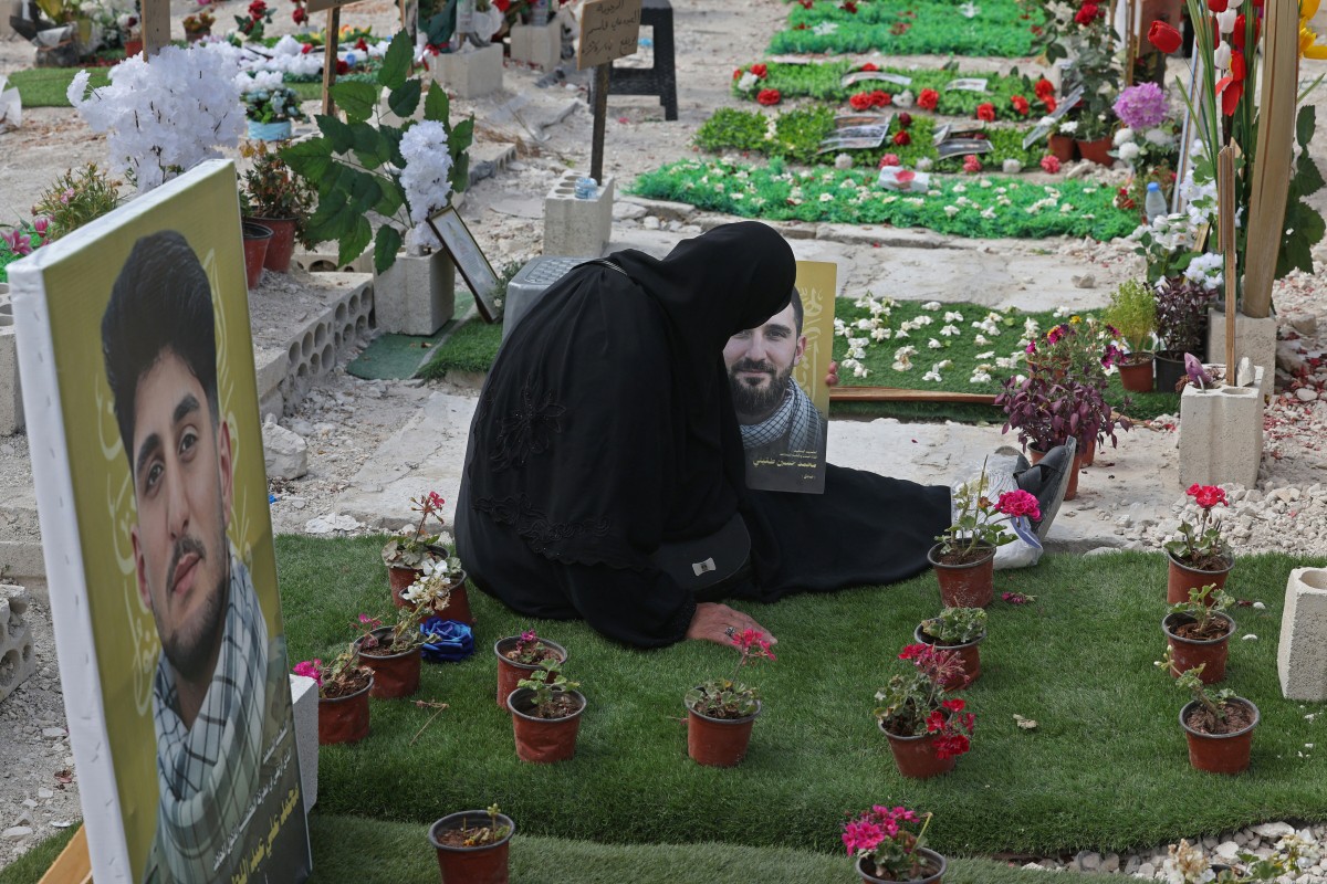 من المقبرة في منطقة حارة صيدا (أ ف ب).
