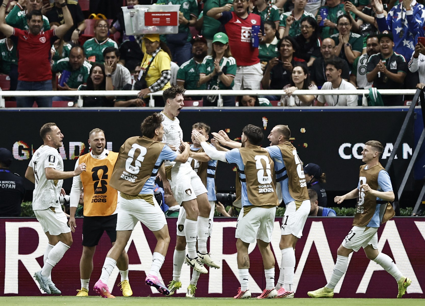 لاعبو منتخب تشيكيا. (أ ف ب)