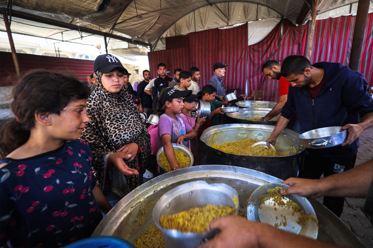 فلسطينيون في غزة يصطفون للحصول على طعام (أرشيفية)