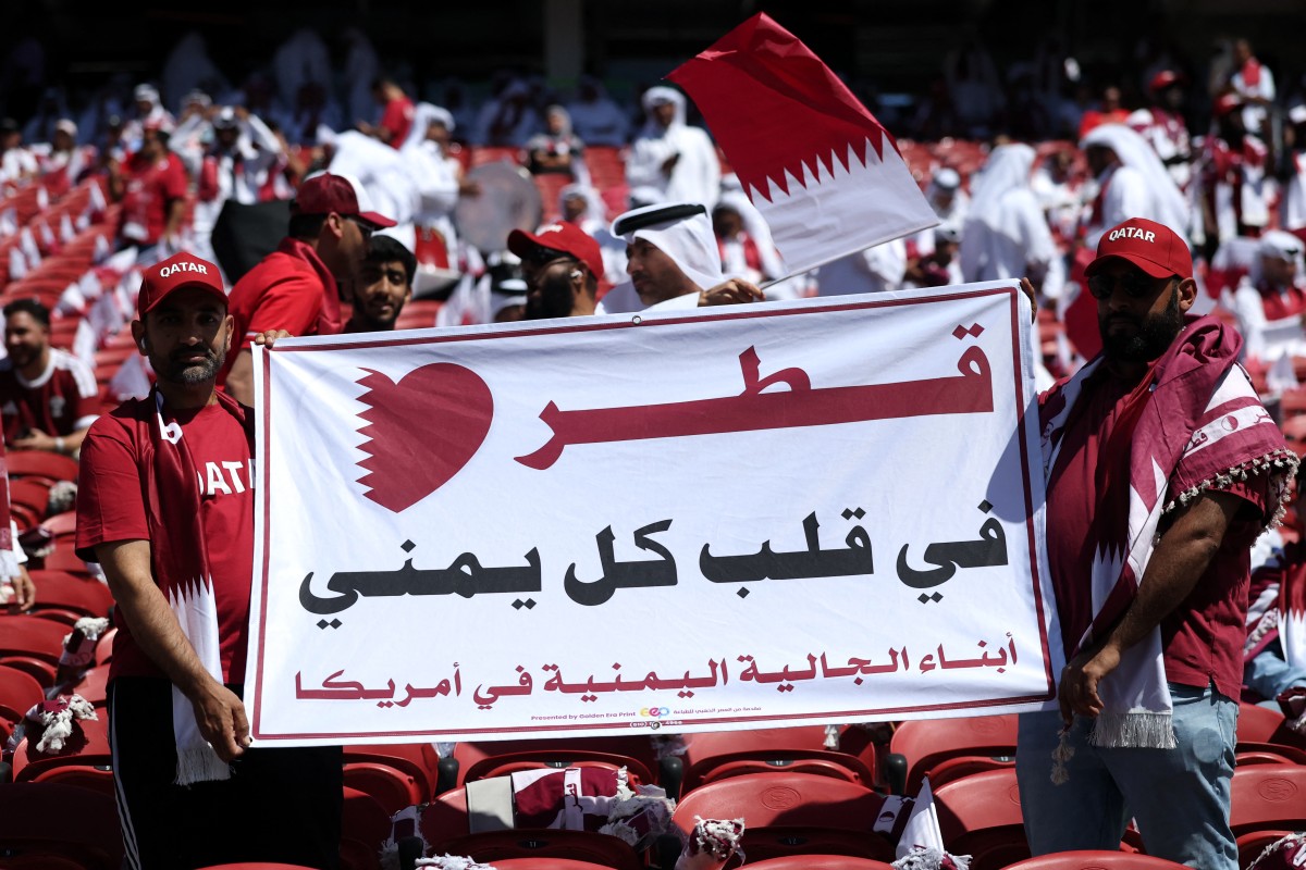الجماهير اليمنية تدعم منتخب قطر من المدرجات. (أ ف ب)