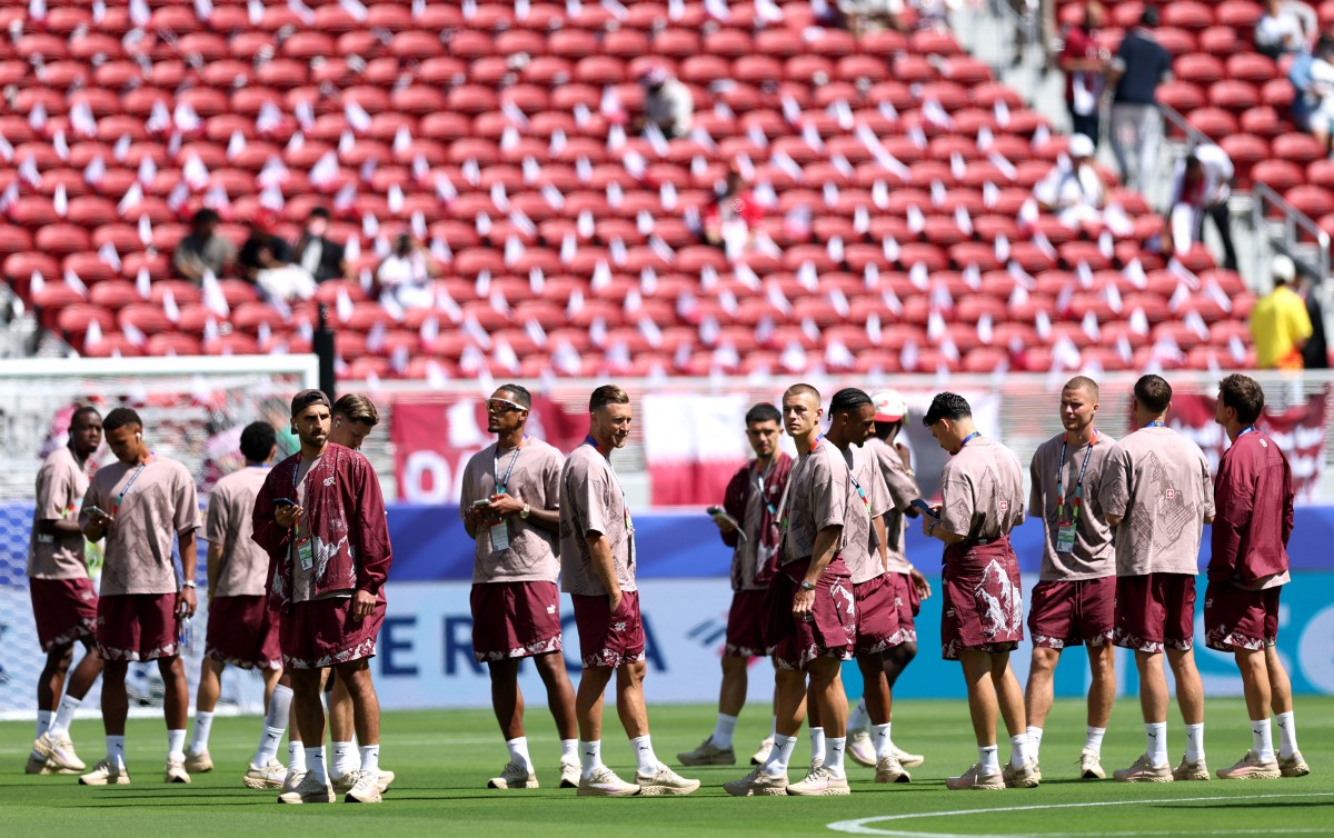 لاعبو قطر. (أ ف ب)