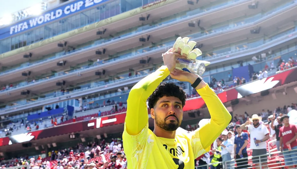 حارس قطر محمود أبوندى ينهار باكياً بعد كتابة التاريخ في كأس العالم 2026 (فيديو)