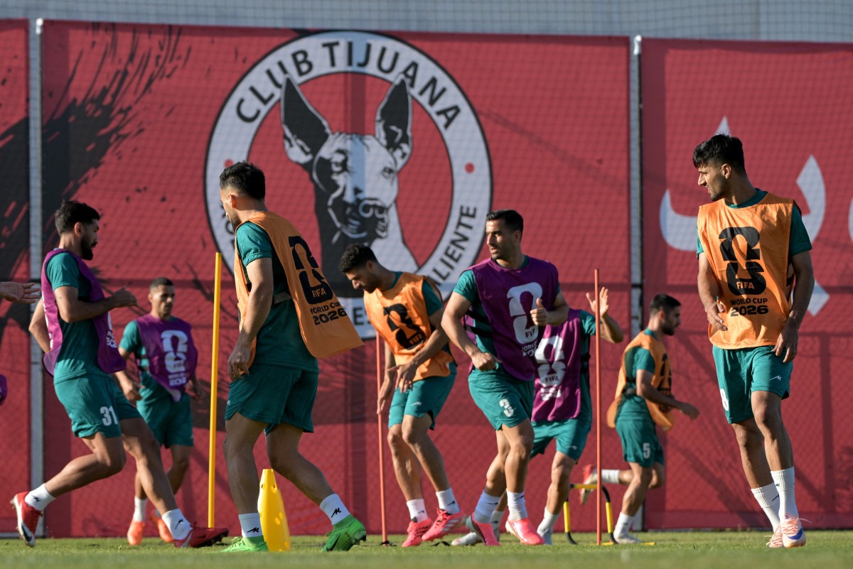 لاعبو منتخب إيران خلال التمارين. (أ ف ب)